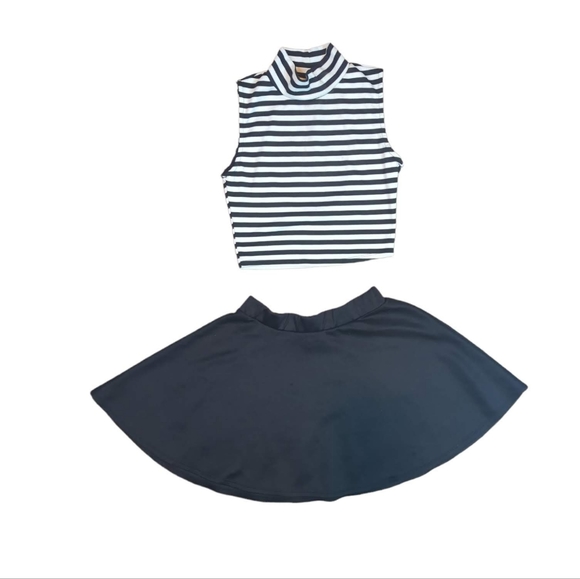 Striped crop top, paired with a solid bl - Picture 2 of 4